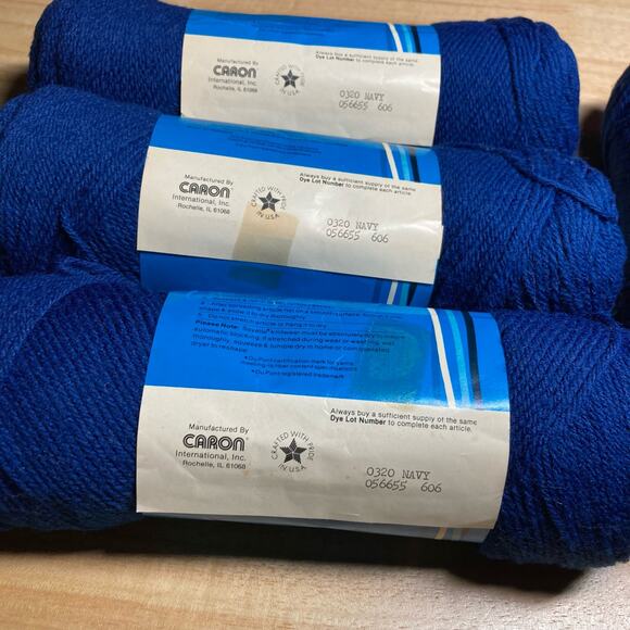 Sayelle Worsted Yarn 0320 Navy 3 full and 1 2/3rd skiens. Pre-Owned - Picture 4 of 5